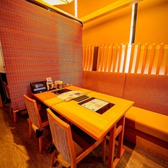 木のぬくもりを感じる風雅なテーブル席で、旬の味覚をゆったりと堪能。美しい器に盛られた料理と、繊細な職人技が織りなす贅沢なひととき。落ち着いた和の趣の中、大切な人との語らいがさらに深まる空間。心地よい間接照明と静かに流れる時間が、特別な食事を彩ります。温もりある和の空間で、四季折々の味わいを。