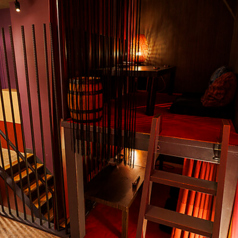 新宿の屋根裏で秘密の時間を。二人だけの隠れ家ロフトで出汁と美酒に浸ることができます。