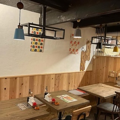 2名掛けのテーブルを4席、ご用意しています。テーブルの上には荷物がおけるような形となっています。デートや記念日でのご利用をおすすめいたします。