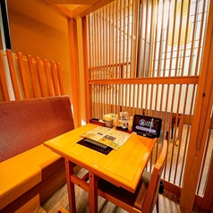 和の趣に満ちたテーブル席で、季節の味覚に舌鼓。職人が丹精込めて仕立てる料理を、落ち着いた空間でじっくり楽しむ。大切な人との特別な時間を、和の美しさに包まれながら過ごす贅沢。