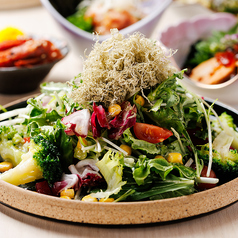 とろろ昆布と春菊のさっぱりレモン風味のドレッシングサラダ