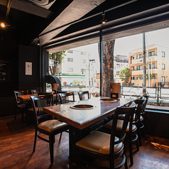 ゆったりと過ごせる6名様用テーブル席をご用意。席の横は大きなガラス張りになっており、自然光が差し込む明るい空間で、心地よい開放感を感じながらお食事をお楽しみいただけます。ご家族やご友人との集まり、ちょっとした会食にもぴったりです。