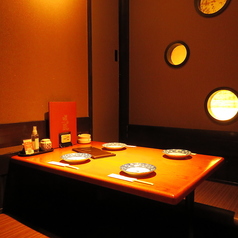 【2～4名席(半個室掘りごたつ席）】同じ列のお席とつなげて8名～最大12名迄、接待やプライベートな飲み会に最適な少人数個室もご用意！2名様～ご利用いただけます！