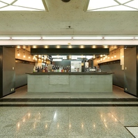 《洗練された内観》広々とした店内でゆったりお食事満喫