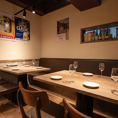 奥にはゆったりと過ごせるテーブル8席をご用意しています。気心の知れた仲間とのディナーや、ちょっとしたお祝い事に。ビストロならではのカジュアルで温かい雰囲気の中で、肩肘張らずに美食をお楽しみください。