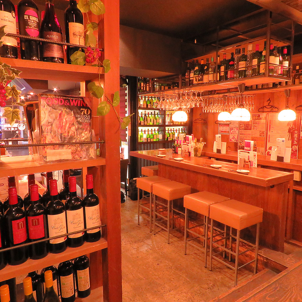 落ち着いたん雰囲気広がる店内で美味しい焼き鳥とワインを・・・