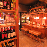 落ち着いたん雰囲気広がる店内で美味しい焼き鳥とワインを・・・