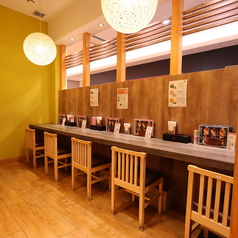  サクッとランチや一杯にもぴったりなカウンター。駅直結の立地で、時間がない時でもスムーズに美味しさを味わえます。