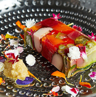 スペシャリテを交えた、四季を彩るコース