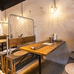 爽やかなインテリアに囲まれたテーブル席は、女子会やグループでのお食事に。広々とした席は、お子様連れでも安心してくつろげる空間です。柔らかい照明に包まれ、こだわりの美酒と共に至福のひとときを過ごせます。