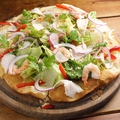 料理メニュー写真 海老と鶏ハムのエスニックサラダピザ