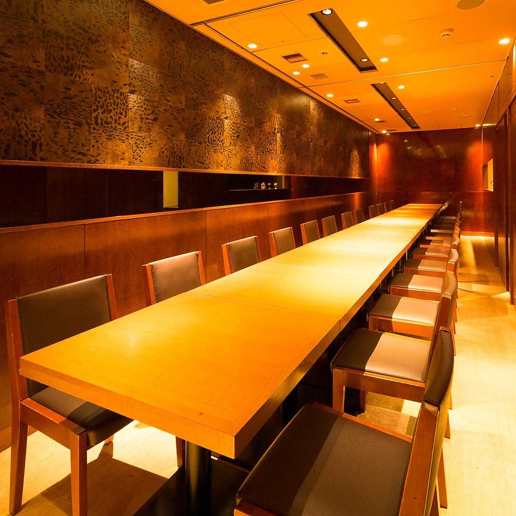 個室2～60名/貸切～180名対応　阪急三宮駅を出てすぐ！駅近なので幹事様も安心。