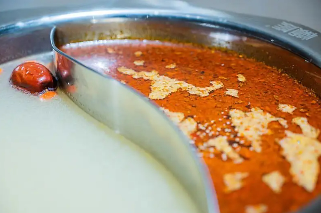 中華火鍋や洋風トマト鍋、炊き出し豚骨などバリエーション豊かな駅近しゃぶしゃぶ専門店です！