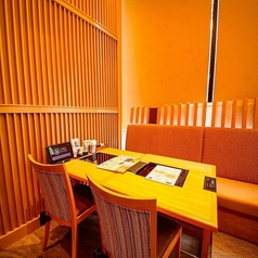 木のぬくもりを感じる風雅なテーブル席で、旬の味覚をゆったりと堪能。美しい器に盛られた料理と、繊細な職人技が織りなす贅沢なひととき。落ち着いた和の趣の中、大切な人との語らいがさらに深まる空間。心地よい間接照明と静かに流れる時間が、特別な食事を彩ります。温もりある和の空間で、四季折々の味わいを。