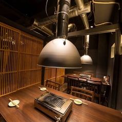 【テーブル個室：1～2名様】お一人様やデートに最適な、厳選肉を贅沢に味わう個室をご用意◎お一人で気兼ねなく焼肉を楽しみたい時や、お二人だけの時間を大切にしたいデートにふさわしい特別な空間。窮屈さを感じさせないプライベート空間で、贅沢なひとときをご提供。