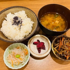 全てのご飯ものには日替わりの3種の小鉢と、ご飯、味噌汁が付きます。