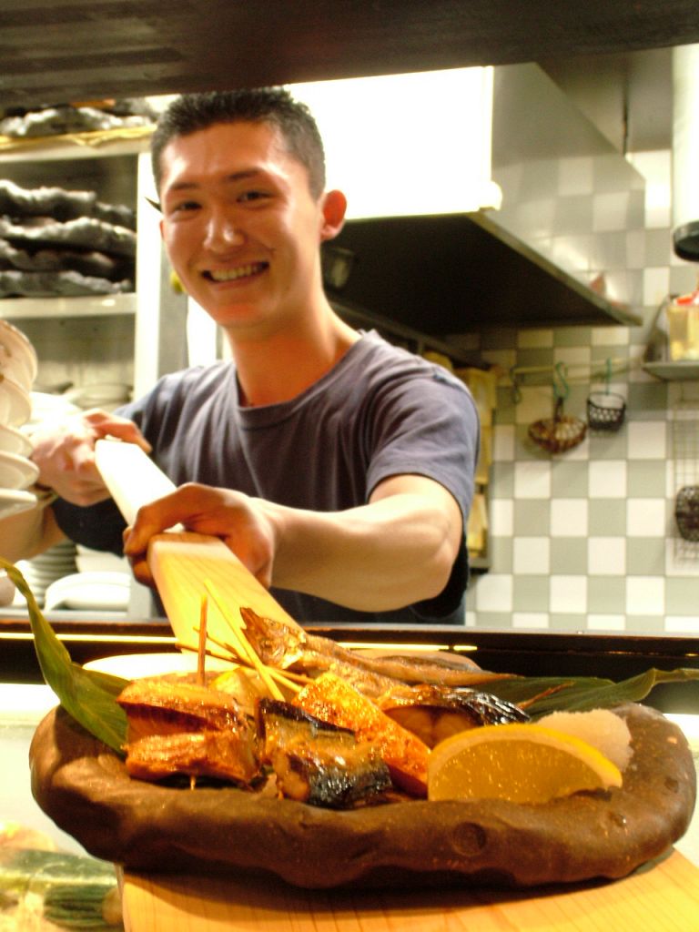 「とりゃ～ッ!!」でっかいヘラででてくる名物炉端焼き★珍しい魚の串焼きは1５０円～！