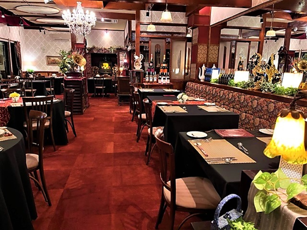 お料理に合わせ店内も和と洋のインテリアを取り入れ、お客様がゆったりとお過ごしいただける空間です