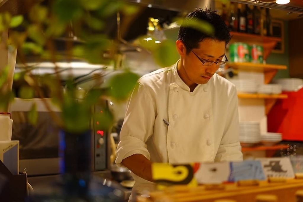 奥行き広々！シェフの料理が目の前で見える、人気のキッチンカウンター。