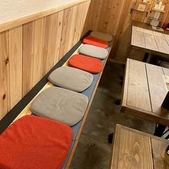 かわいらしい雰囲気の店内でゆったりとお過ごしいただけるようにしています。ドリンクやメニューも豊富でついつい長居したくなるような空間となっているので大切なご家族や会社の同僚などと一緒に当店にお立ち寄りください。