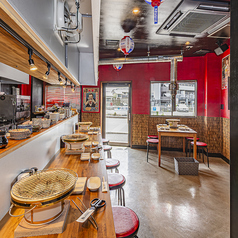 新鮮な食材を使った料理が目の前で提供されるため、食事の楽しみが倍増します。一人飲みや仕事帰りの軽い一杯にも最適◎