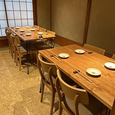 2階には全10席のテーブル席と4席のカウンター席もあり、10名さまから2階の貸切も可能！