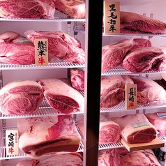 店内に設置された冷蔵庫には、厳選された極上のお肉たちがお客様をお出迎え★