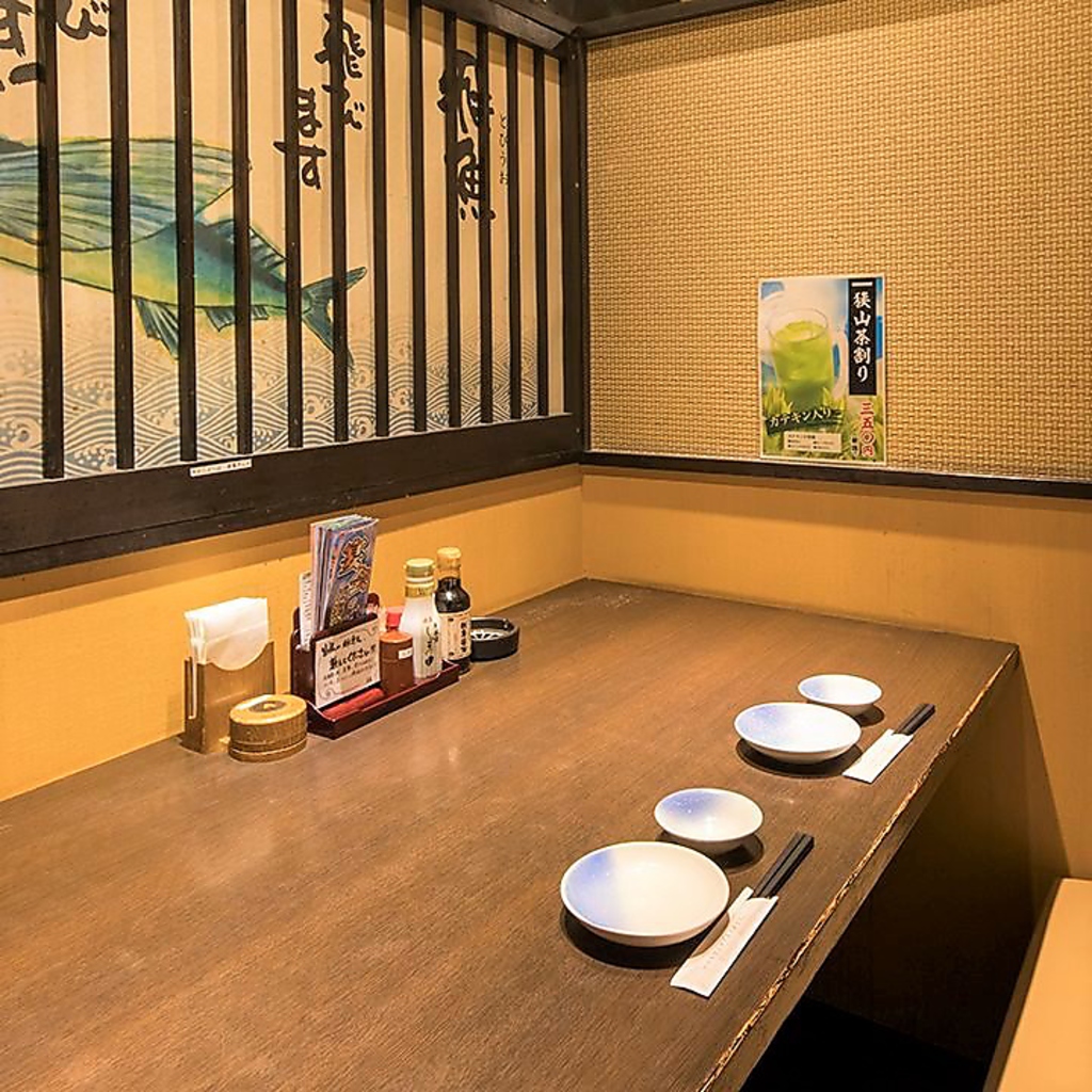 【カップル個室】横並びの席でまったり寛げるカップル個室。肩肘張らずにゆったりお過ごしください。