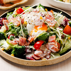 温泉卵とベーコンのシーザーサラダたっぷりパルミジャーノ