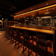 【ライブ感溢れるカウンター1-2名様】目の前に調理場があるライブ感溢れるカウンター席です。お一人様でのちょい飲みやデートなどのシーンにおすすめです。当店の名物料理と自慢の瀬戸田レモンサワーと共にお楽しみください。