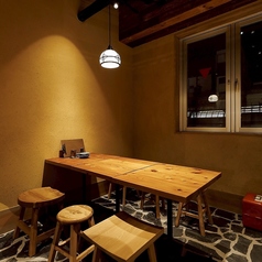 雰囲気のいい6名テーブルもございま最大8人まで座れるお席となっております【大阪/難波/なんば/心斎橋/居酒屋/炉端焼き/食べ放題/飲み放題/昼飲み/ランチ/女子会/焼き鳥/海鮮/3時間/貸切/誕生日/記念日もつ鍋/串焼き#個室#掘りごたつ/野菜巻き串/肉/刺身/鍋/忘年会/新年会/宴会】
