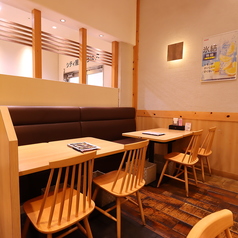 ふかふかのソファー席は、ゆったり長居したくなる心地よさ。友人同士の食事や小さなお子様連れにもおすすめのくつろぎ空間です。