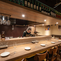 目の前で仕上がっていく料理、立ち上がる香り。当店の特等席は、シェフの包丁捌きを間近で楽しめるカウンター10席です。