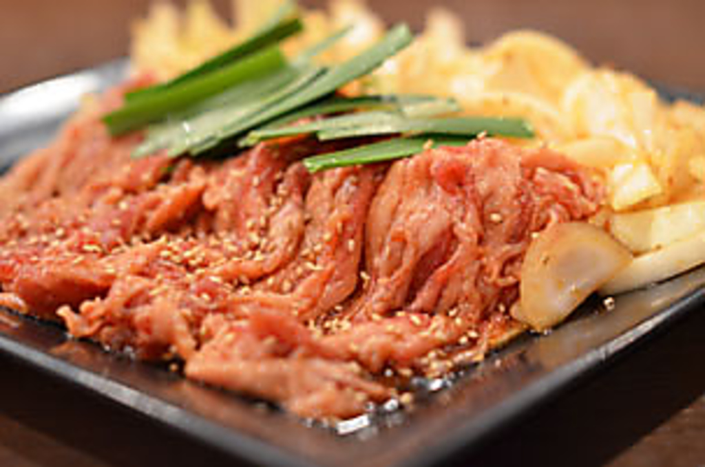 タマネギと牛肉を「特製甘辛タレ」で絡めた人気の十和田ばら焼き。七味をかけてお好みの辛さで