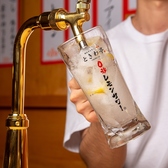 《まずは、最初の1杯目！》お好きなフレーバーの中から、2種類を選び、氷の入ったジョッキに適量入れます。ジョッキを斜めに傾けて、氷に注ぎ口が当たらないようにしながらレバーを手前に倒して注ぐのみ！泡が溢れそうになったら少し止めて…また注ぐ！！あとは、飲みたくなったらひねるだけ！！