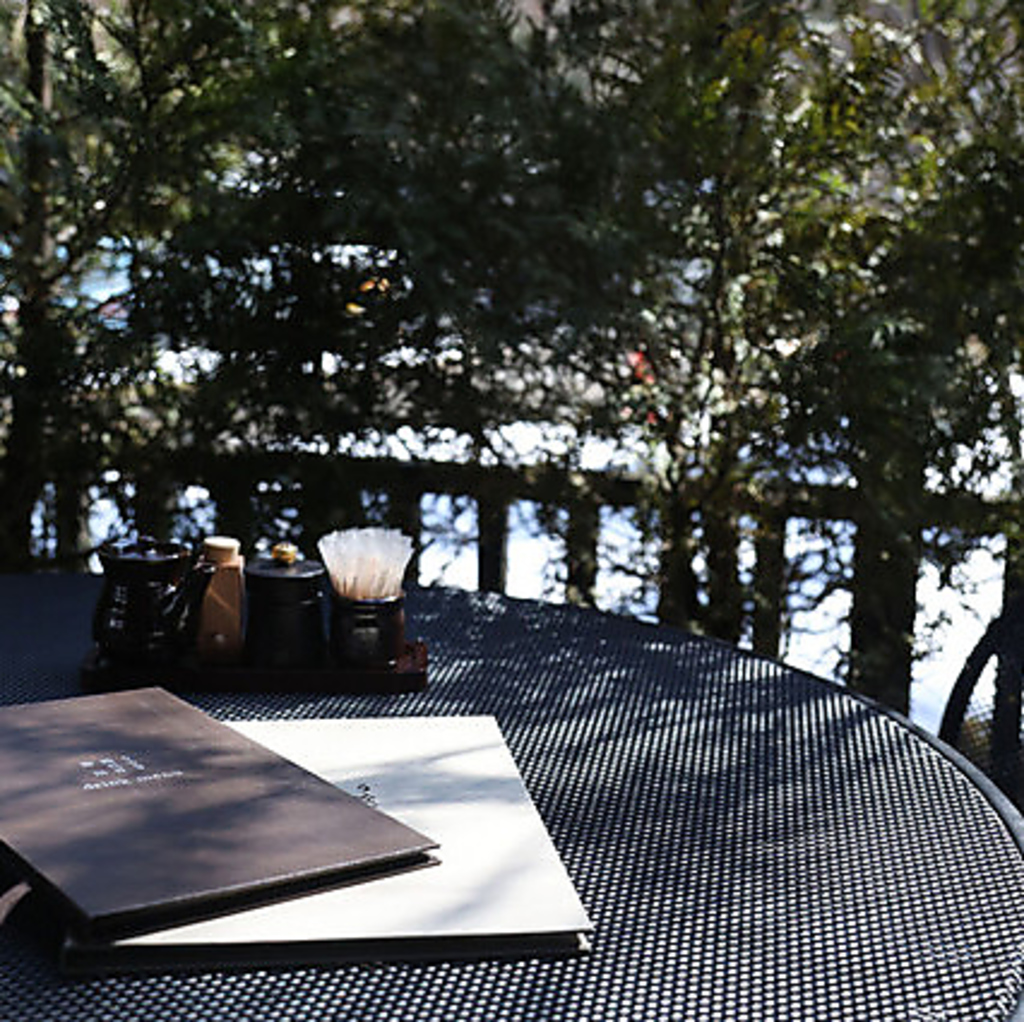 緑豊かな自然に囲まれた心地よい、オープンテラス席をご用意。穏やかな風を感じながらごゆるりと♪