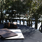 緑豊かな自然に囲まれた心地よい、オープンテラス席をご用意。穏やかな風を感じながらごゆるりと♪