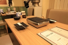 木目調の壁と温かい照明に囲まれた空間は、ご家族での食事はもちろん、気心知れたご友人との焼肉宴会にも◎テーブルごとに換気ダクトを完備しておりますので、煙を気にせず快適にお食事をお楽しみいただけます。