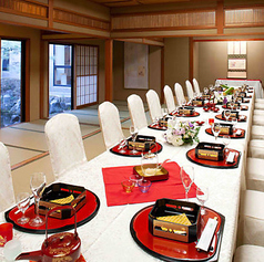 広々とした「益子」は、最大30名様までの大規模なお集まりにご利用いただけます。会社のご会合や、親族でのご会食といった賑やかな集まりに最適です。日本庭園の開放的な景色を眺めながら、旬の旨味を皆様で堪能いただけます。