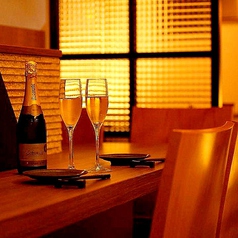 新宿デートを落ち着いた雰囲気で、こだわりの料理を堪能出来る「空」のカウンター席で大人の夜をお過ごしいただけます♪