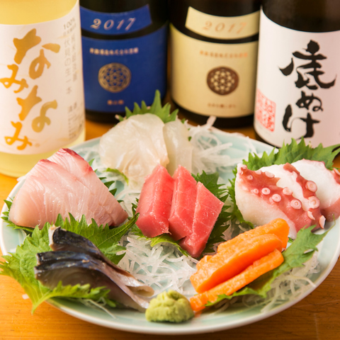 温かみ溢れる和の趣の中で、創意豊かな割烹料理や郷土料理をお愉しみください。