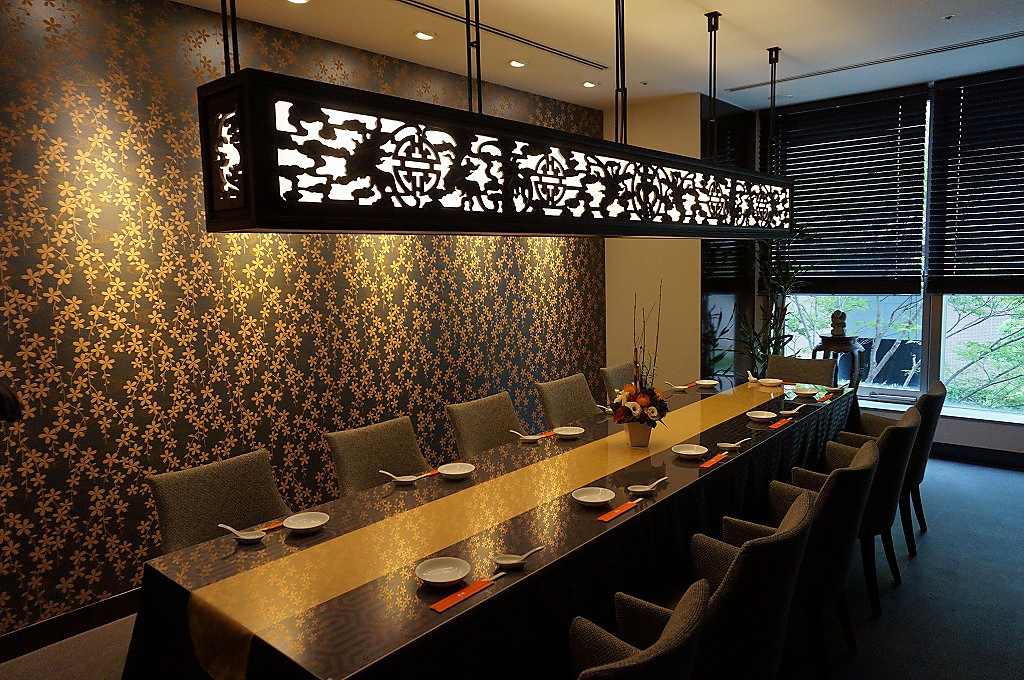 10名までの個室【重慶】接待、お祝いの席に相応しい落ち着いた雰囲気のお部屋となっております。