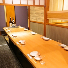 【木の温もりを感じるテーブル席】歓迎会・送別会などの各種会社宴会、同窓会、二次会など大人数での団体利用まで、幅広い用途にご利用いただけます。みんなでワイワイたくさん飲んで食べて盛り上がるも良し、ゆっくりと語らいながら過ごすのも◎