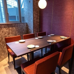 ゆったりお過ごしいただけるテーブル席は、女性のお客様に特にご好評をいただいております。普段より少しだけ贅沢をしたい、そんなときにはぜひ当店をご利用ください。