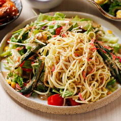 小海老の揚げオクラのごまドレッシングのラーメンサラダ