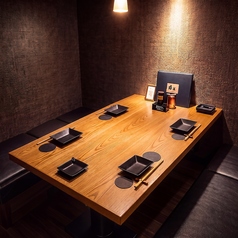 ◆6名様から12名様でのご宴会に最適なゆったり寛げる上質な完全個室空間。周囲の視線や音を一切気にすることなく仲間内で賑やかに会話とお食事をお楽しみいただけます。ご家族でのお集まりや部署での飲み会、女子会など多様なシーンに大活躍。当店自慢の極上海鮮と絶品料理と共に特別なひとときを存分にご堪能ください。