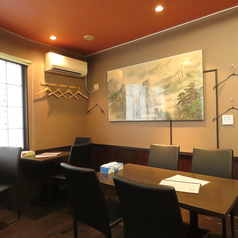 【テーブル席】黒を基調にスタイリッシュな雰囲気の店内。ゆったり過ごせるテーブル席をご用意しております！各種ご宴会・女子会に♪