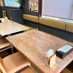 6名様掛けのテーブル席が1つございますので、女子会や友人との集まりにもおすすめです。異国情緒あふれる雰囲気の中で、楽しいお食事の時間をお楽しみください。本場のインド・ネパール料理を囲みながら、心温まるひとときを過ごしましょう。皆様のご来店をお待ちしております！