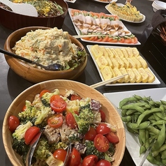 ビュッフェ料理です。貸切15名様以上の場合ビュッフェ料理に変更できます。(貸切は10名様から承ります)