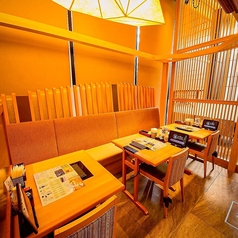 木のぬくもりを感じる風雅なテーブル席で、旬の味覚をゆったりと堪能。美しい器に盛られた料理と、繊細な職人技が織りなす贅沢なひととき。落ち着いた和の趣の中、大切な人との語らいがさらに深まる空間。心地よい間接照明と静かに流れる時間が、特別な食事を彩ります。温もりある和の空間で、四季折々の味わいを。